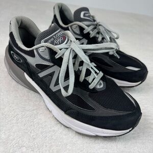 New Balance Men's Black and White Sneakers